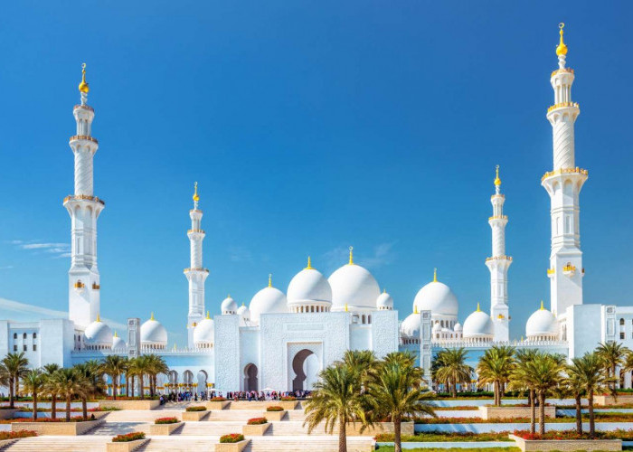 Melihat Kemegahan Sheikh Zayed Grand Abu Dhabi, Masjid yang Memiliki 82 Kubah Berlapis Emas