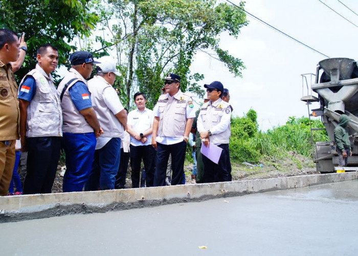 Turun Tangan Langsung, Bupati Muba Tinjau Sejumlah Ruas Jalan Kabupaten yang Diperbaiki