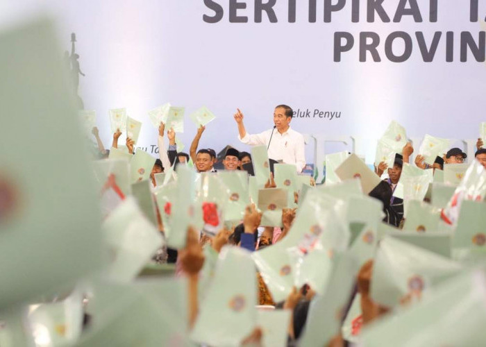 Wow! Jokowi Bagikan 2.000 Sertifikat Hasil PTSL di Cilacap   