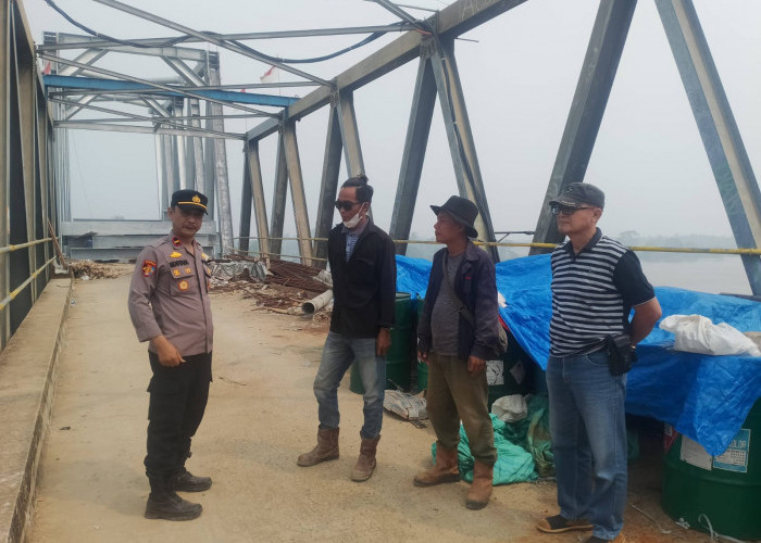 Tinjau Lokasi Proyek Pembangunan Jembatan, Kapolsek Lalan Ingatkan Pekerja Tentang Keselamatan