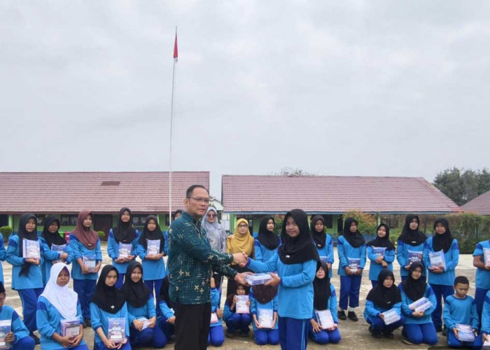 Senyum Sumbringah 144 Siswa Kelas VII SMPN 8 Lahat Terima 10 Buku Tulis Langsung dari Pemkab
