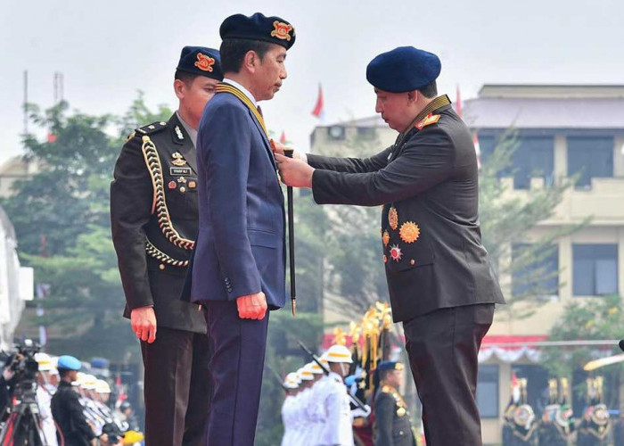 Presiden Jokowi Dapat Anugerah Medali Kehormatan Loka Praja Samrakshana dari Polri