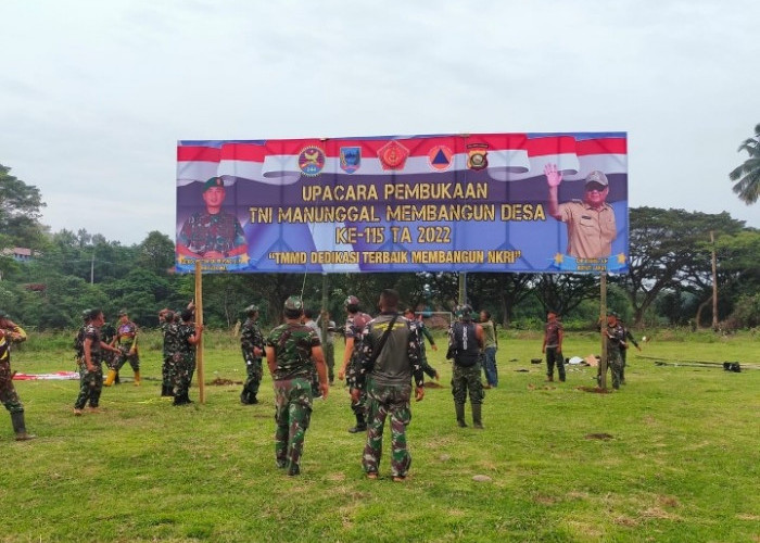 Banner Raksasa TMMD ke 115 Terbentang di Lapangan Upacara