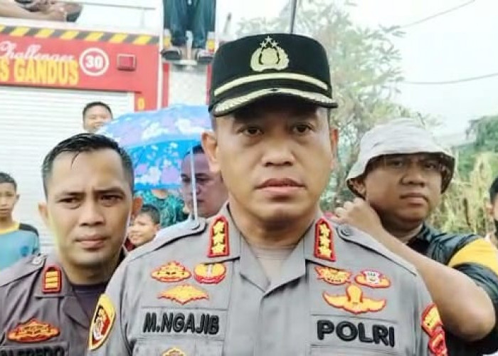 Datangi Lokasi Gudang Minyak Terbakar, Kapolrestabes Palembang Pimpin Olah TKP