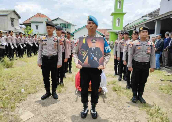 Beri Penghormatan Terakhir, Direskrimsus Polda Sumsel Pimpin Upacara Pemakaman Anggota Polri
