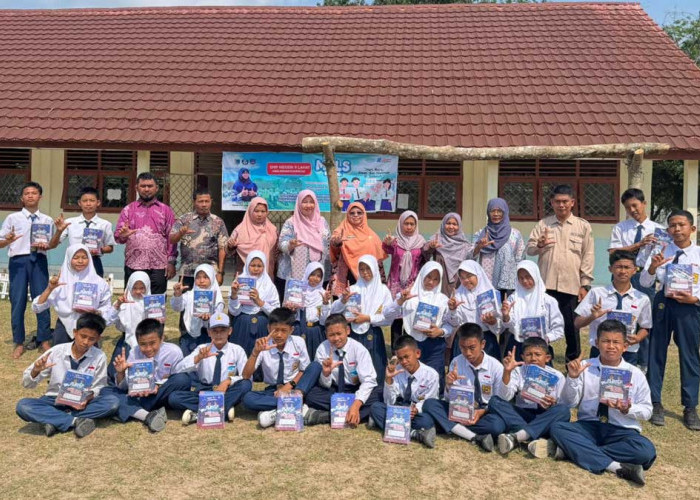 Bentuk Perhatian Nyata Bupati dan Wabup Lahat, 25 Siswa SMPN 9 Terima Bantuan Buku Tulis untuk Dukung Belajar