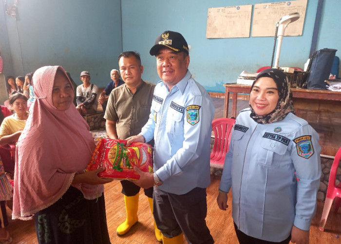 Pasca Banjir, Bupati Lahat Bersama Istri Salurkan Bantuan, Cek Lokasinya