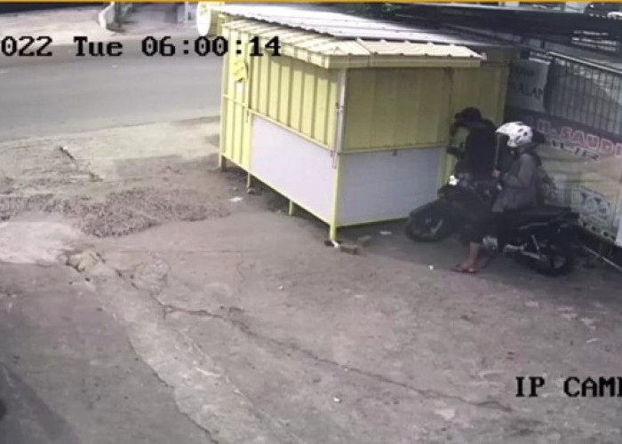 Aksi Bobol Warung Nasgor Mang Ujuk Terekam CCTV