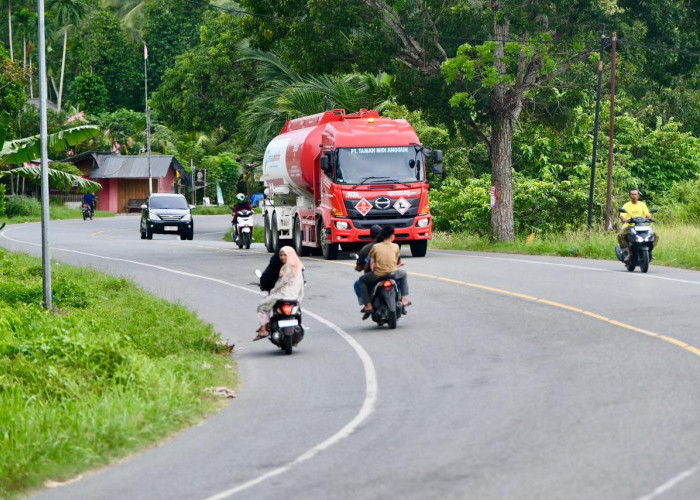 Pertamina Tembus Akses Terputus, Warga Bireuen Kembali Nikmati Pasokan BBM