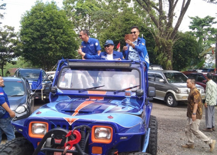 Naik Jeep Offroad, Ketua DPD PAN Lahat Daftarkan Bacaleg ke KPU