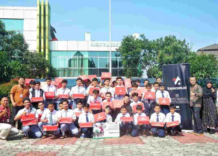 Donasi Sepatu Baru untuk Siswa SMART Ekselensia Indonesia, KolaborAKsi TopScore dengan Dompet Dhuafa