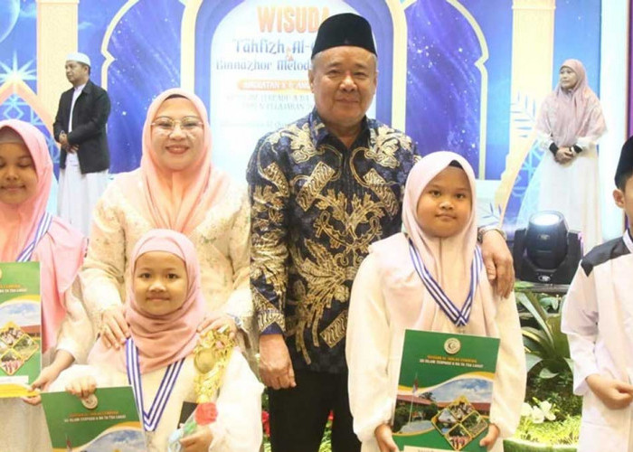 Lulusan SDIT A Ba Ta Tsa Lahat Bikin Wagub Sumsel Cik Ujang dan Istri Terkesima