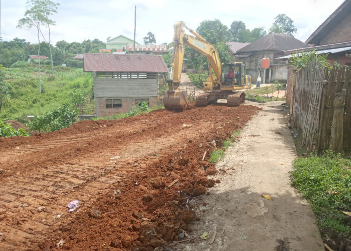 Excavator Ratakan Tanah Akses Jalan Masuk Pemukiman Penduduk