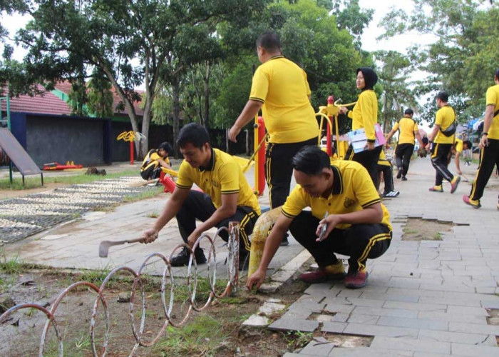 Wajah Baru Taman Koni Martapura! Anggota Polres OKU Timur Turun Gunung Bersihkan Ikon Kota