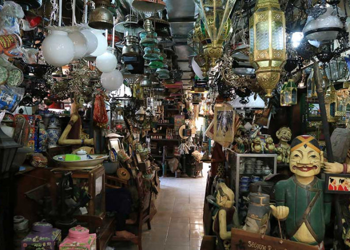Menjelajahi Pasar Triwindu Solo, Berburu Barang Antik Hingga Kebaya Lawasan