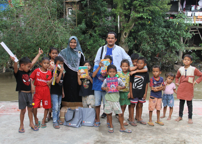 Karyawan XL Axiata Donasi Buku Untuk Anak Pinggiran Sungai
