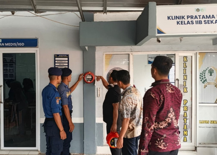 Petugas Lapas Sekayu Mengecek Kondisi APAR Bersama Damkar Muba