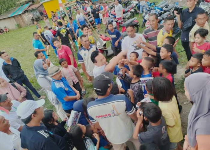 Walikota Prabumulih Sumbang Gol di Pertandingan Eksibisi Turnamen Sepakbola Tanjung Raja Cup U-15 