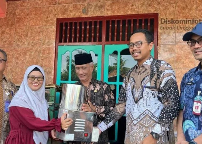 Wakil Wali Kota Lubuk Linggau Serahkan Bantuan UMKM Dendeng Pucuk Ubi Wak Idak