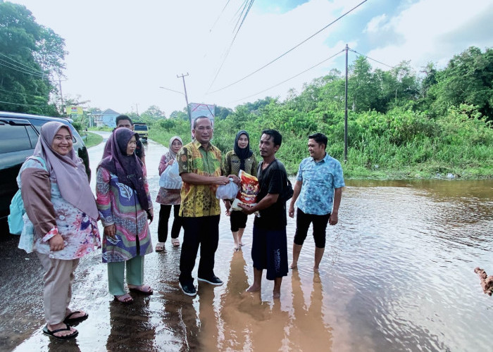 Puluhan Paket Sembako Dibagikan Dinkes Muba Untuk Tenaga Kontrak Terdampak Banjir 