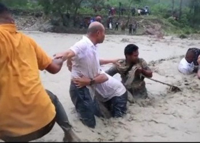 Aksi Heroik Gubernur NTT, Selamatkan Warga Terjebak Banjir