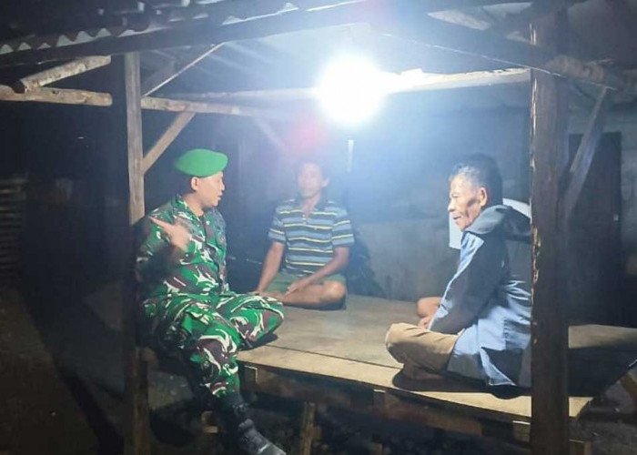 Sisir Pos Satkamling dan Gelar Diskusi Warga: Aksi Sigap Babinsa Koramil 405-07 Pulau Pinang Cegah Karhutla