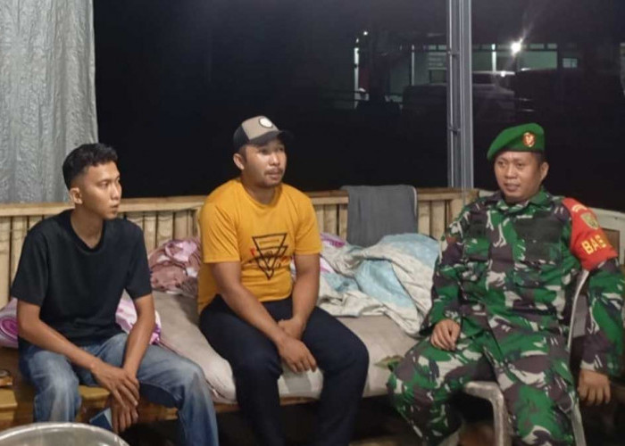 Sisir Titik Rawan Malam Hari, Babinsa Koramil Kota Lahat dan Warga Bersatu Jaga Kampung dari Kejahatan