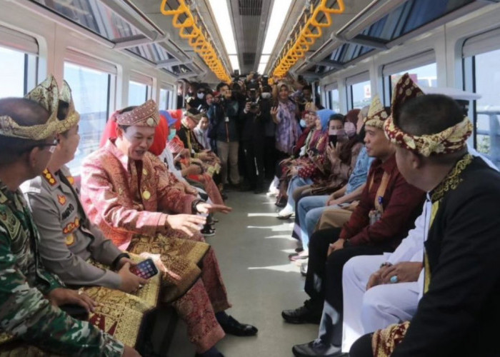 Kenakan Baju Adat, Harnojoyo Naik LRT Menuju DPRD Hadiri Rapat Paripurna Istimewa HUT Kota Palembang ke 1340