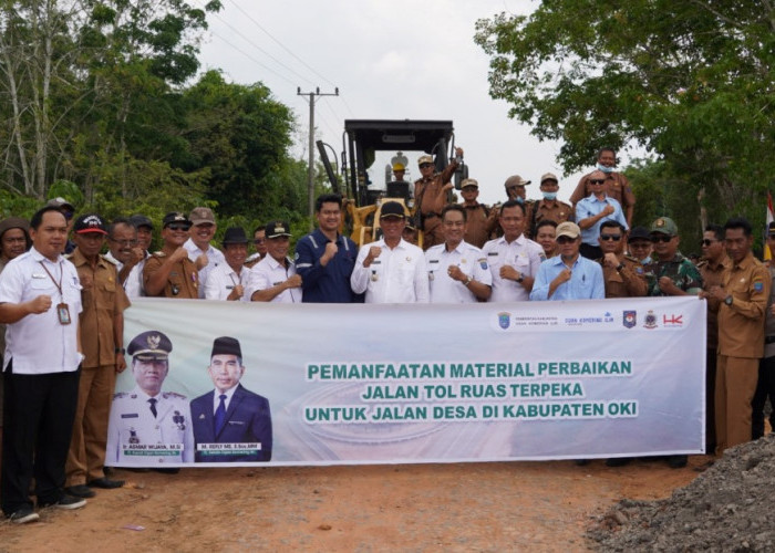 Manfaatkan Bongkaran Tol, Warga di Mesuji Raya OKI Bahu-Membahu Perbaiki Jalan Rusak