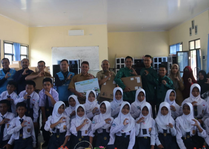 Bantuan 60 Laptop PLN Icon Plus Dukung Pembelajaran Digital di Pulau Lepar