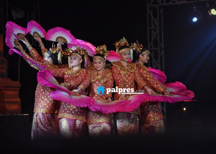 Penari menggunakan pakaian kurung perempuan khas Kota Palembang lengkap dengan aksesoris Gandik atau ikat kepala pada pergelaran pembukaan Festival Sriwijaya XXXI Tahun 2023, Kamis, 22 Juni 2023. Foto: Alhadi Farid/Palpres.Com
