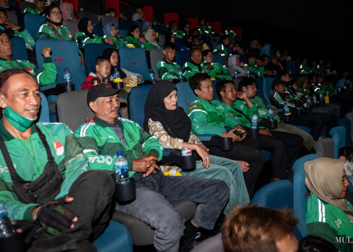 Lepas Penat, Ratusan Mitra Pengemudi Grab di Palembang Nonton Bareng Film Srimulat Hidup Memang Komedi