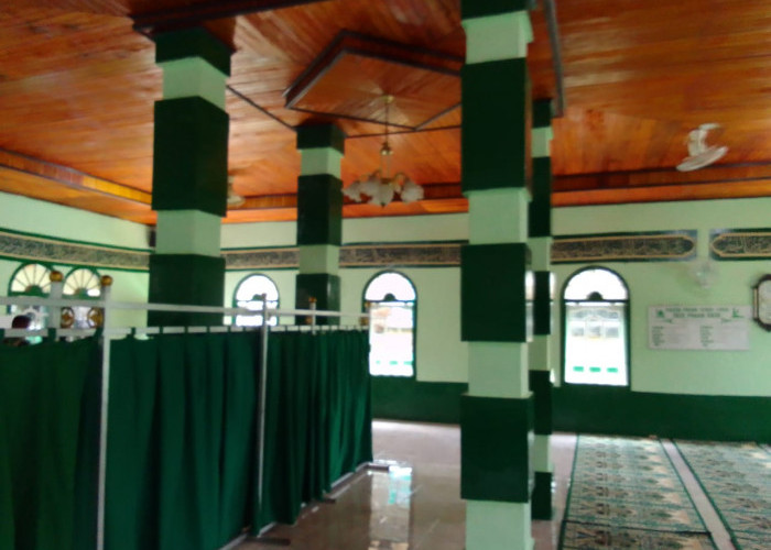 Empat Pilar Penopang Bangunan Masjid Berwarna Hijau