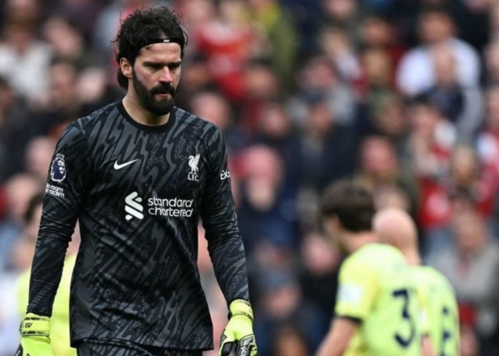 Kiper Alisson Tinggalkan Skuad Pra-Musim Liverpool, Alasannya?