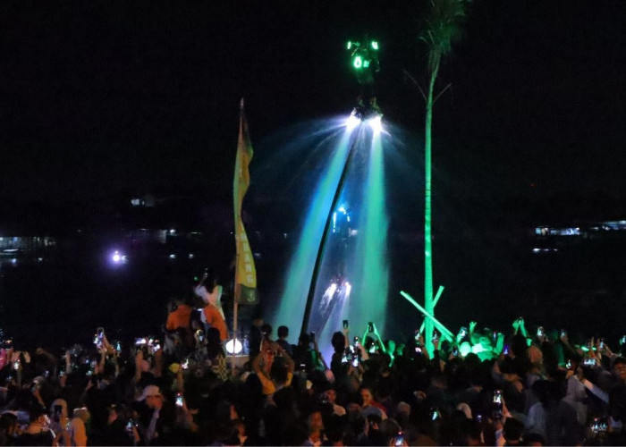 Luar Biasa! Artis Aisar Khaled Meriahkan Pertunjukan Flyboard with Bodylighting Pertama di Indonesia