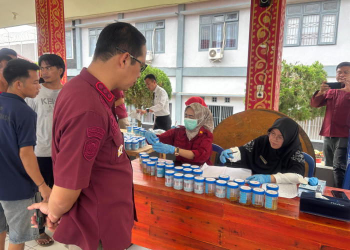 Deteksi Dini, Lapas Banyuasin Gelar Tes Urine Bagi Tahanan Pendamping