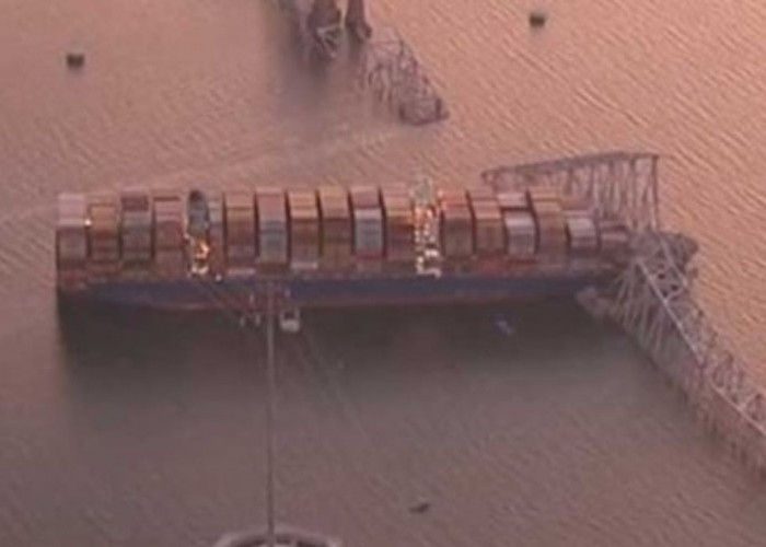 Tabrak Jembatan Baltimore, Kapal Cargo Dali Berbendera Singapura Alami Kerusakan