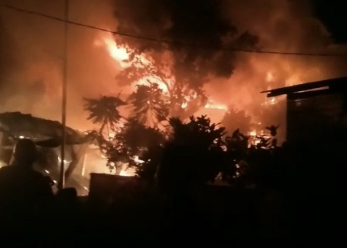 Malam Pergantian Tahun Baru, 2 Rumah dan 1 Mobil di Komplek TNI AL Arafuru Hangus Terbakar 