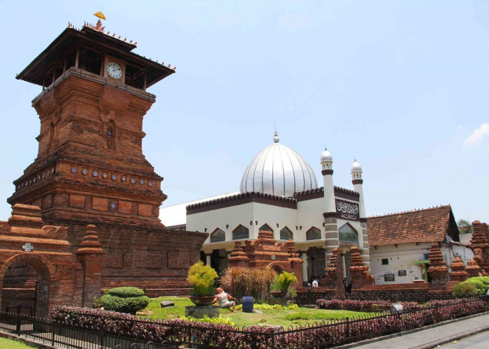 Berumur 474 Tahun, Masjid Berada di Kudus Memiliki Desain Bangunan yang Nyentrik, Ini Nama Masjidnya!