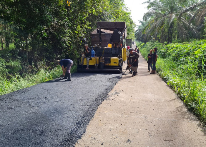 Jalan Poros Jerambah Besi Desa Karta Dewa PALI Mulai Pengaspalan