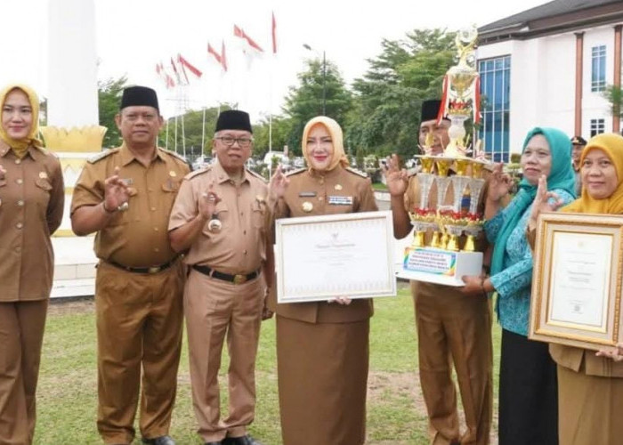 Bupati Mura Hj Ratna Machmud Serahkan Bingkisan Bagi ASN Purna Tugas