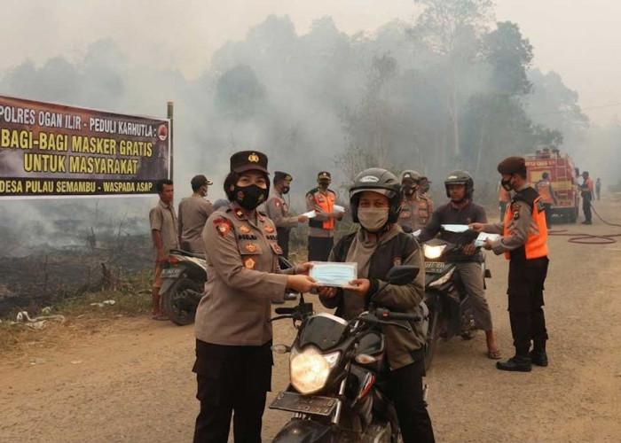 Dampak Karhutla di Ogan Ilir, Kapolres OI Pimpin Langsung Pembagian Masker Gratis untuk Pengendara