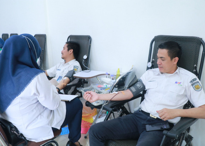 HUT ke -77 KAI Divre III Palembang Gelar Donor Darah dan Santunan Anak Yatim