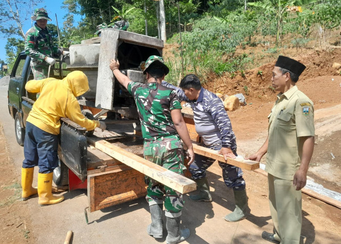 Gaspol! Kades Cukil Turun Tangan Geser Mesin Molen Demi Percepat Pengecoran Jalan TMMD Salatiga