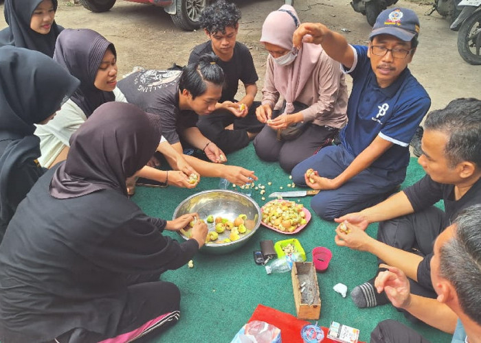 UKMK Seni Budaya Teater Arafah UIN Raden Fatah Lakukan Demo Pembuatan eco-enzyme 