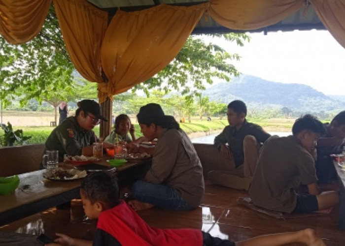 Adem Banget! Sensasi Makan di Pinggir Sawah Dengan Pemandangan Bukit Botak di Musirawas