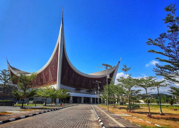 Kebanggaan Masyarakat Minangkabau, Atap Masjid Ini Menjulang Tinggi, Kubahnya Berwarna Emas
