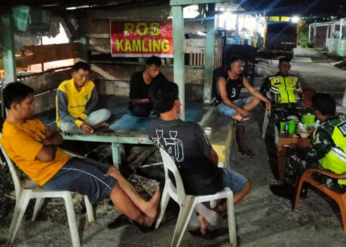 Potret Kehangatan Babinsa Kota Agung dan Warga di Pos Satkamling Jelang Lebaran