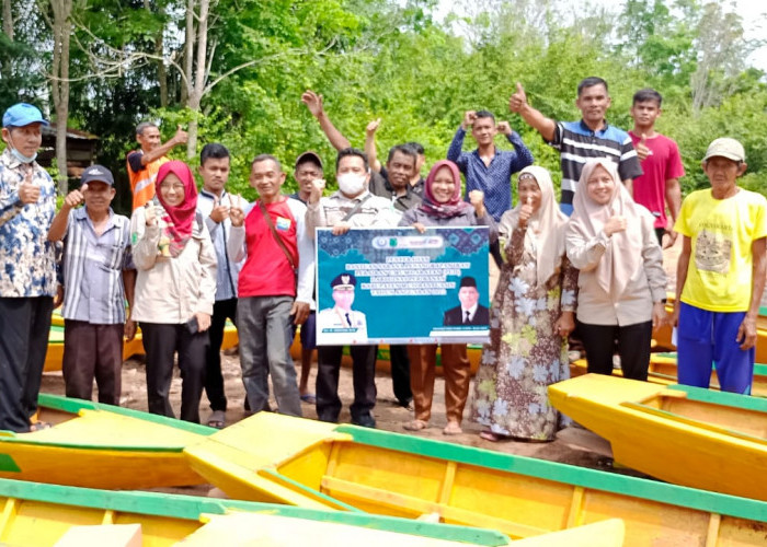 Senyum Lebar Nelayan Ulak Kemang Terima Bantuan Perahu dan Mesin 