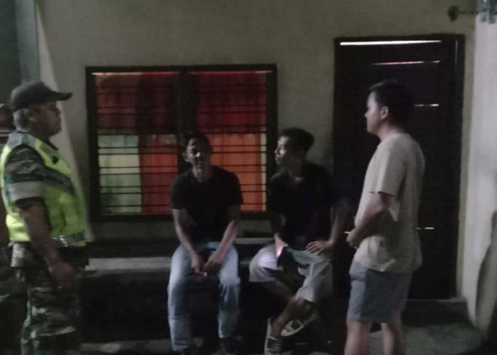 Potret Kemanunggalan TNI-Rakyat: Babinsa Koramil Tebing Tinggi Bahu Membahu Jaga Pos Ronda